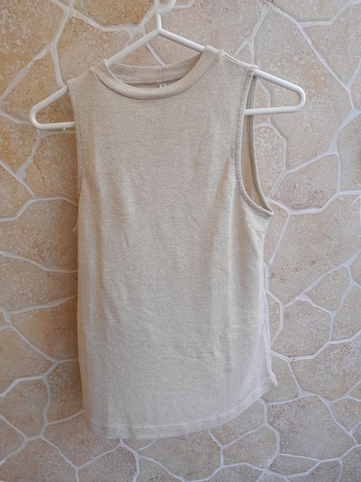 ROUPA variada em bom estado