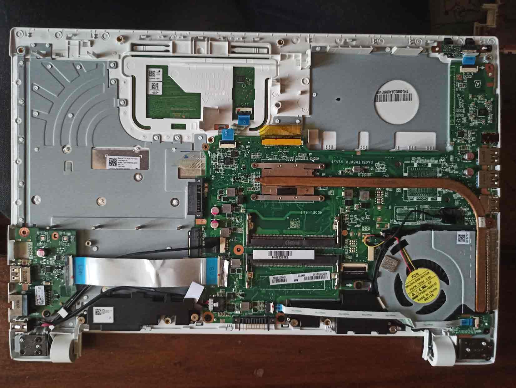 Toshiba Satellite L50D-C-16Z, AMD A4-7210 (4 ядра), Radeon R3 Graphics