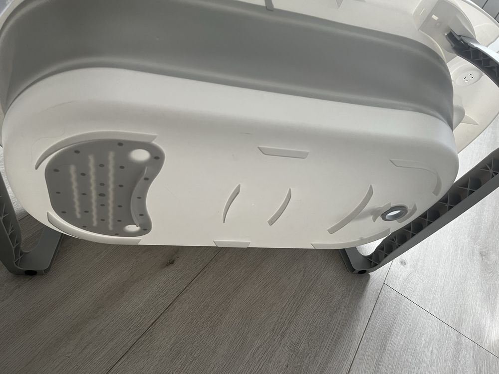 Skladana wanienka szara zajmuje malo miejsca wskazuje temperature wody