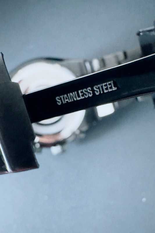 Unikatowy zegarek Kenzo na czarnym metalowym pasku