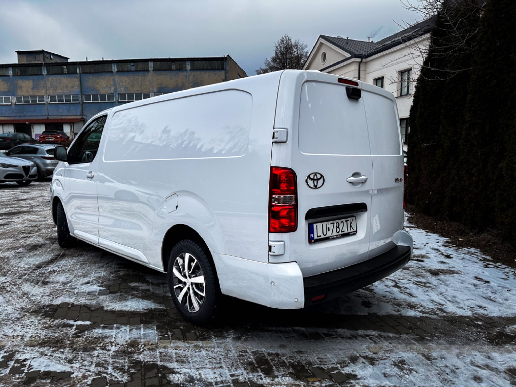 Wynajem busa dostawczego Toyota Proace Long
