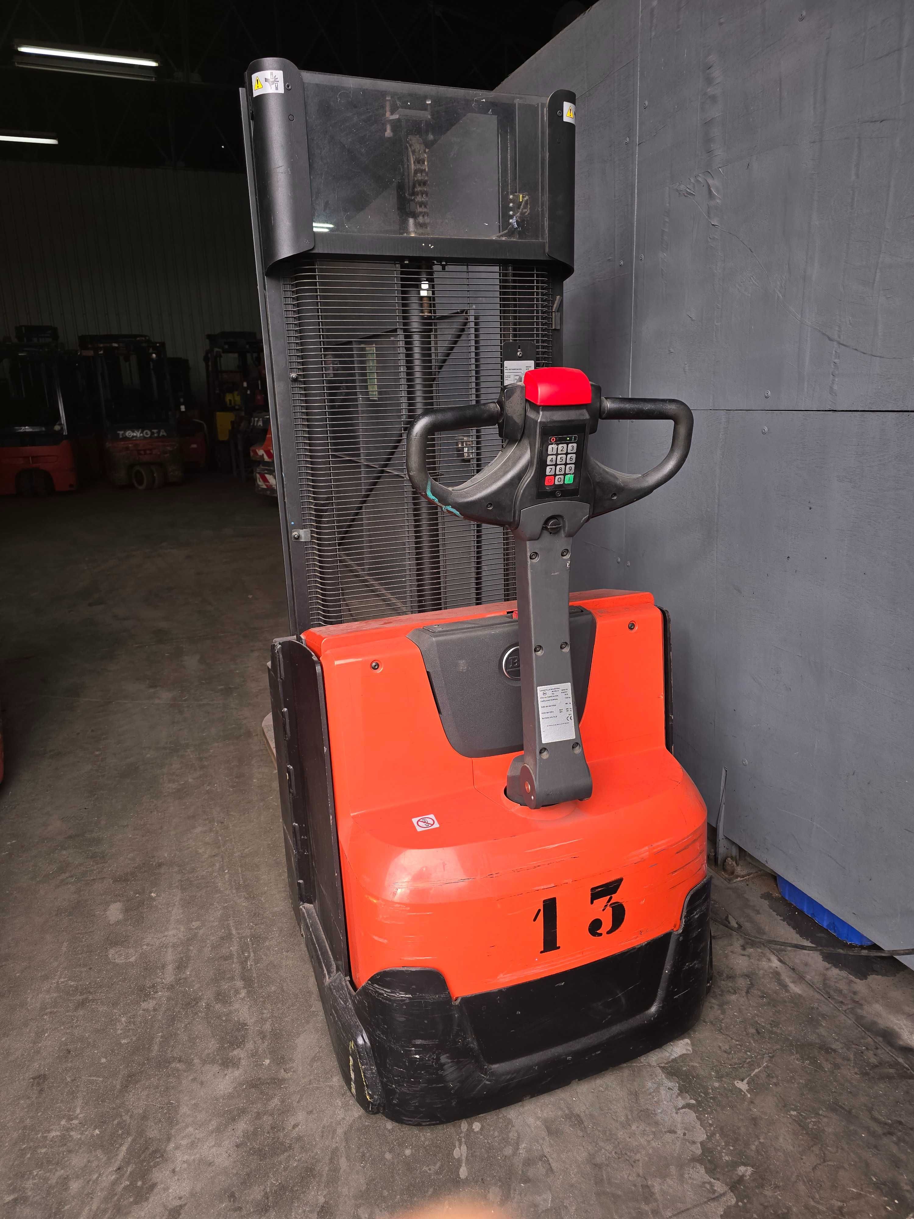 Empilhador  / Stacker  Toyota