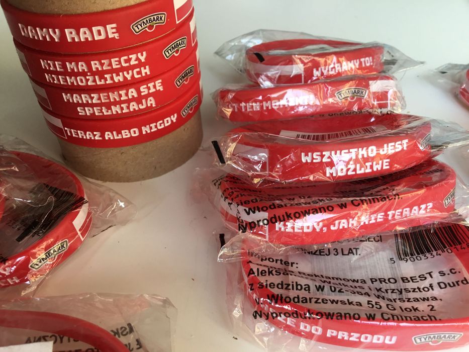 kolekcja gadżetów reklamowych: opaski, piłki, notesiki, naklejki