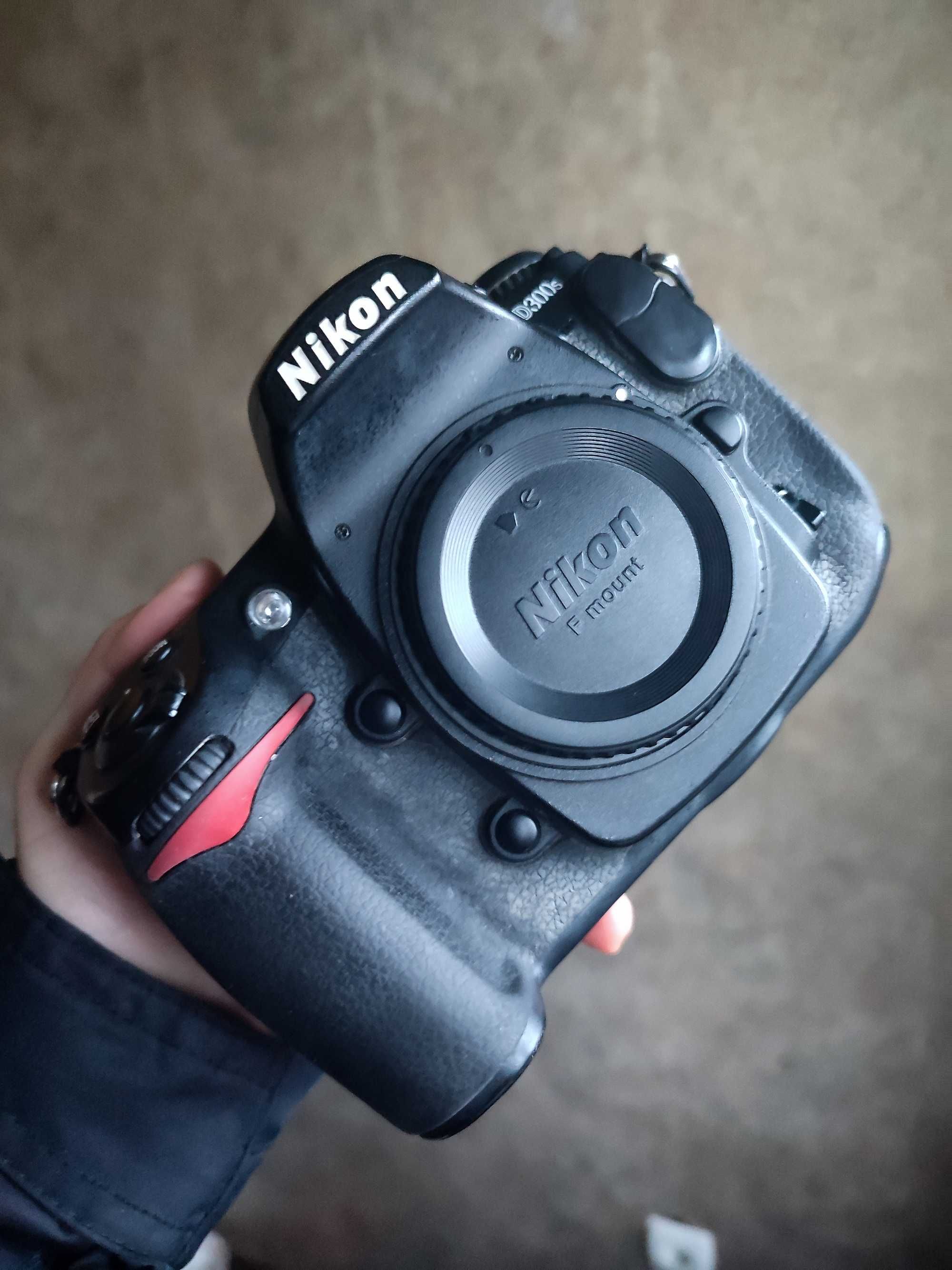 Фотоапарат Nikon d300s (2 батереї + батерейний блок + штатив)