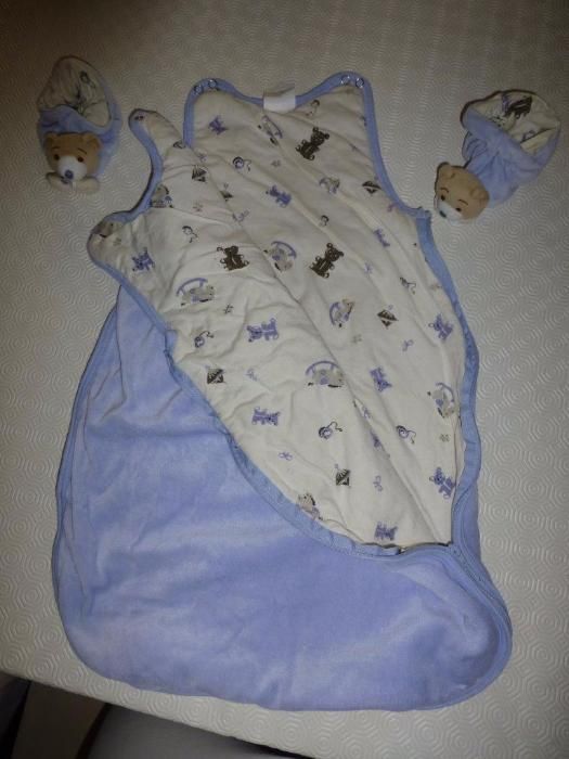 Saco de dormir quentinho com pantufas para bebé (6 meses)