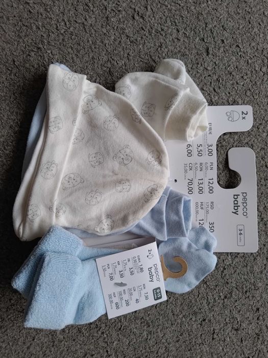 Czapka niemowlęcą 2 sztuki plus skarpetki