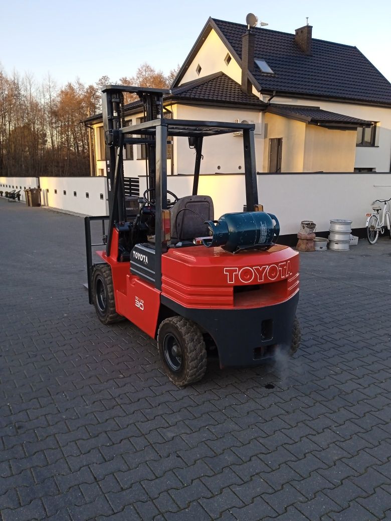Sprzedam wózek widłowy toyota udźwig 3 tony