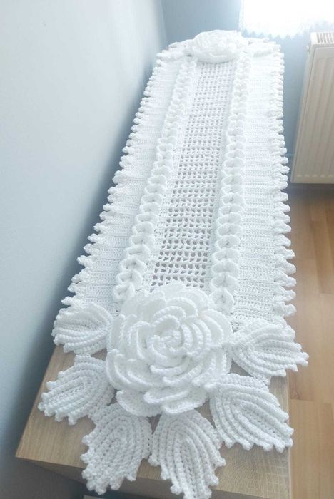 Bieżnik/obrus z różami 3D na szydełku