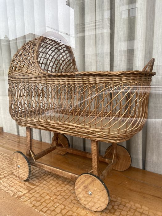 Berço de madeira e verga