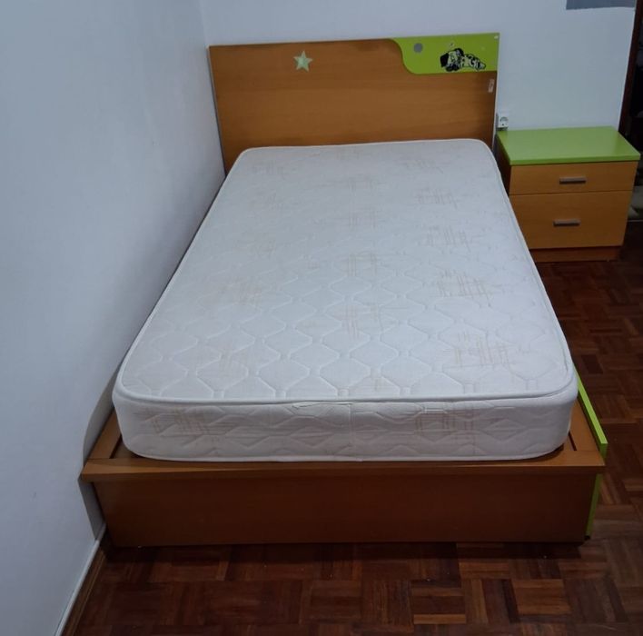 Cama e mesa de cabeceira