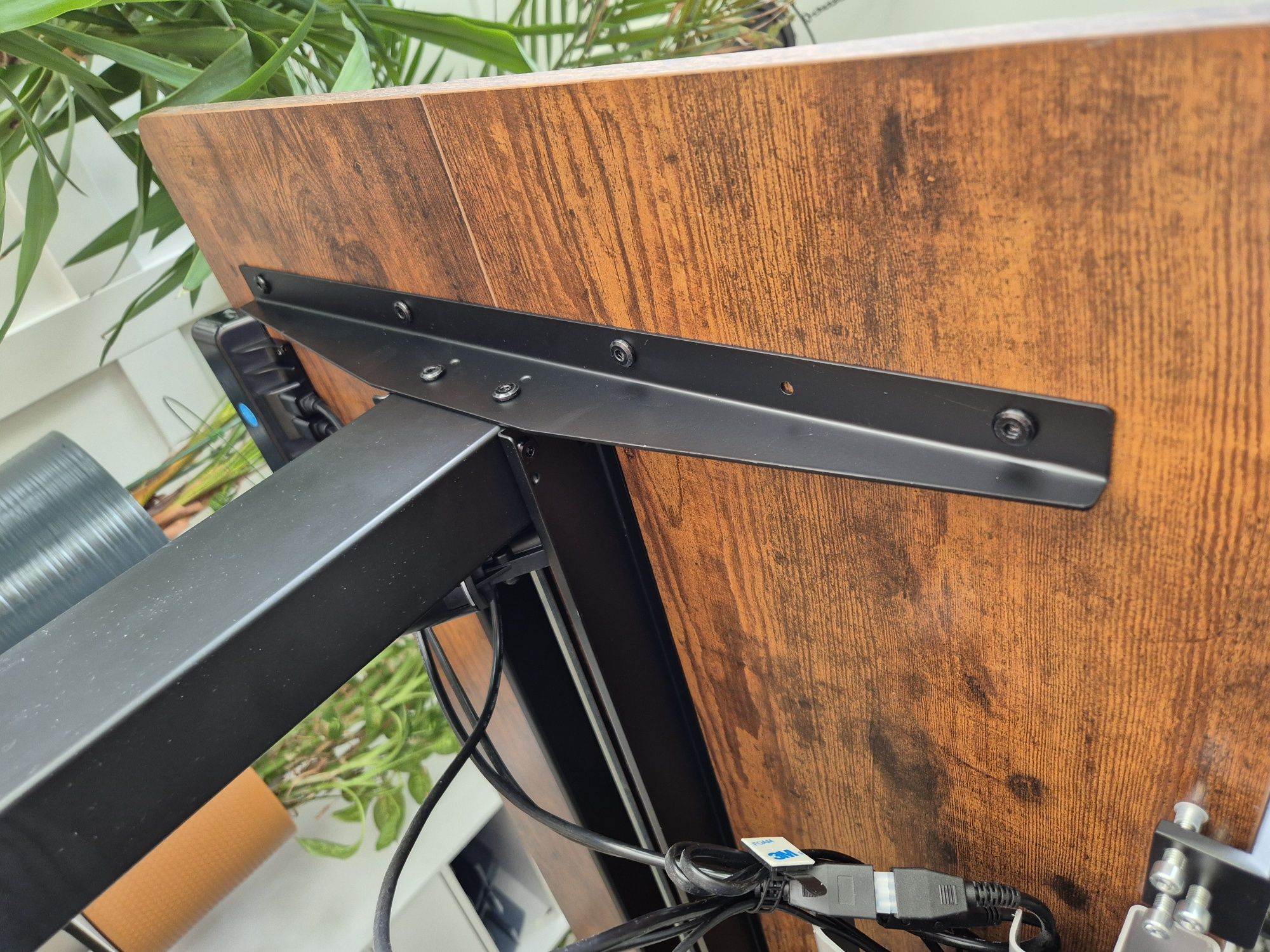 Biurko regulowane z przegrodą i rynną na kable 60x140