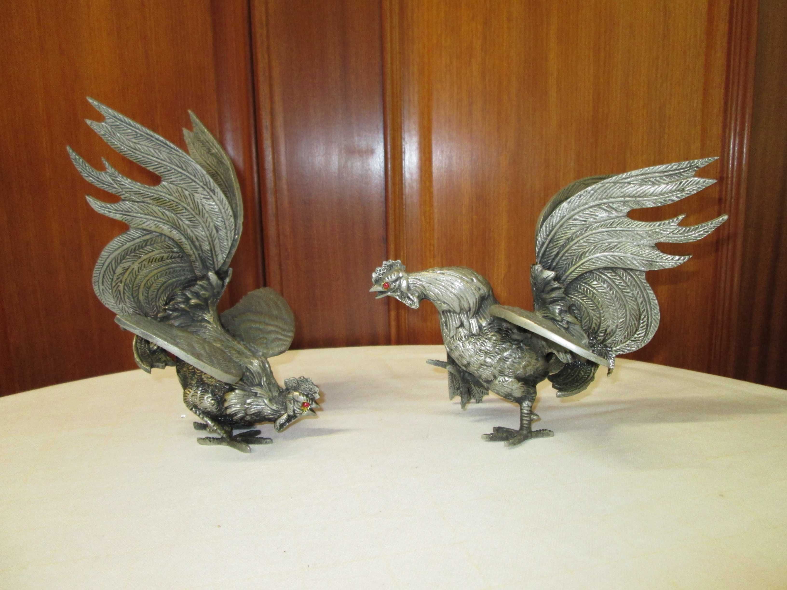 2 Estatuetas em Metal - Par de Galos em Luta
