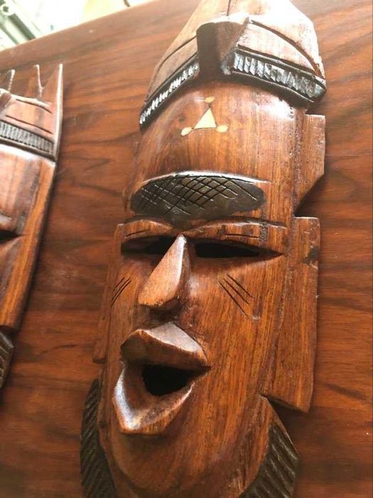duas mascaras angolanas, com embutidos em Marfi