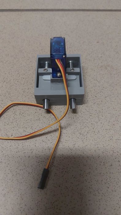 Mechanizm klap spustowych do łódki zanętowej