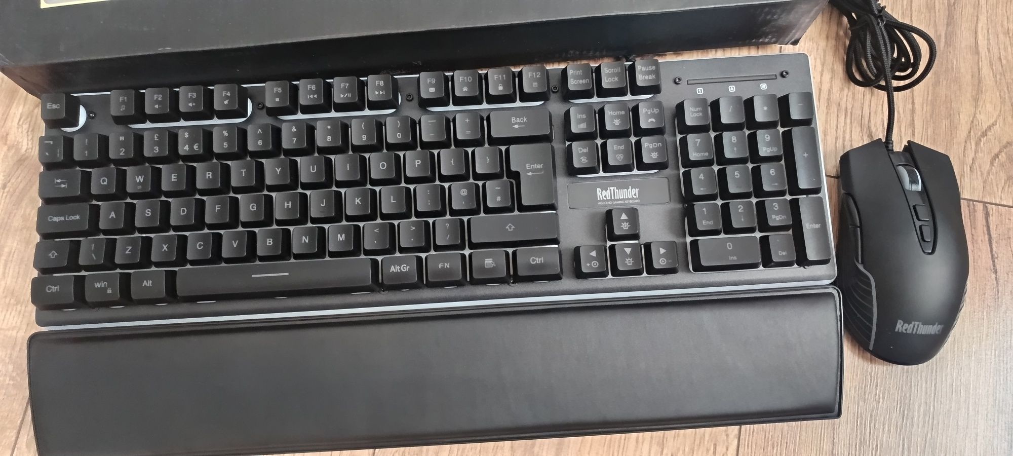 Zestaw 3 w 1 RedThunder K10, klawiatura, mysz i skórzana podkładka RGB