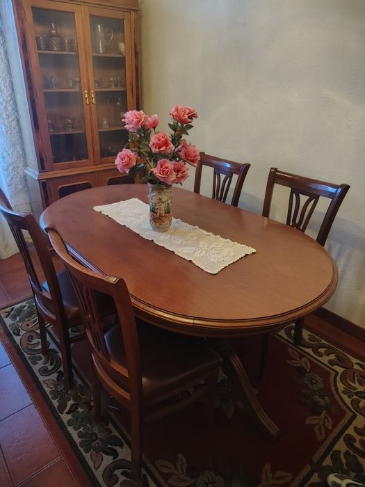 Sala de jantar mesa cadeiras e móvel para copos