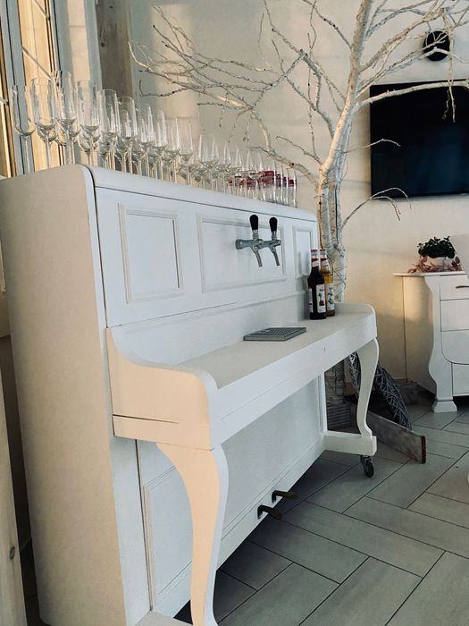 Sprzedam gotowy biznes – unikalny Prosecco Bar z pianina + wyposażenie