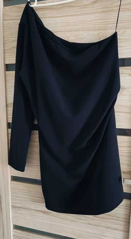 Sukienka bodycon na jedno ramię
