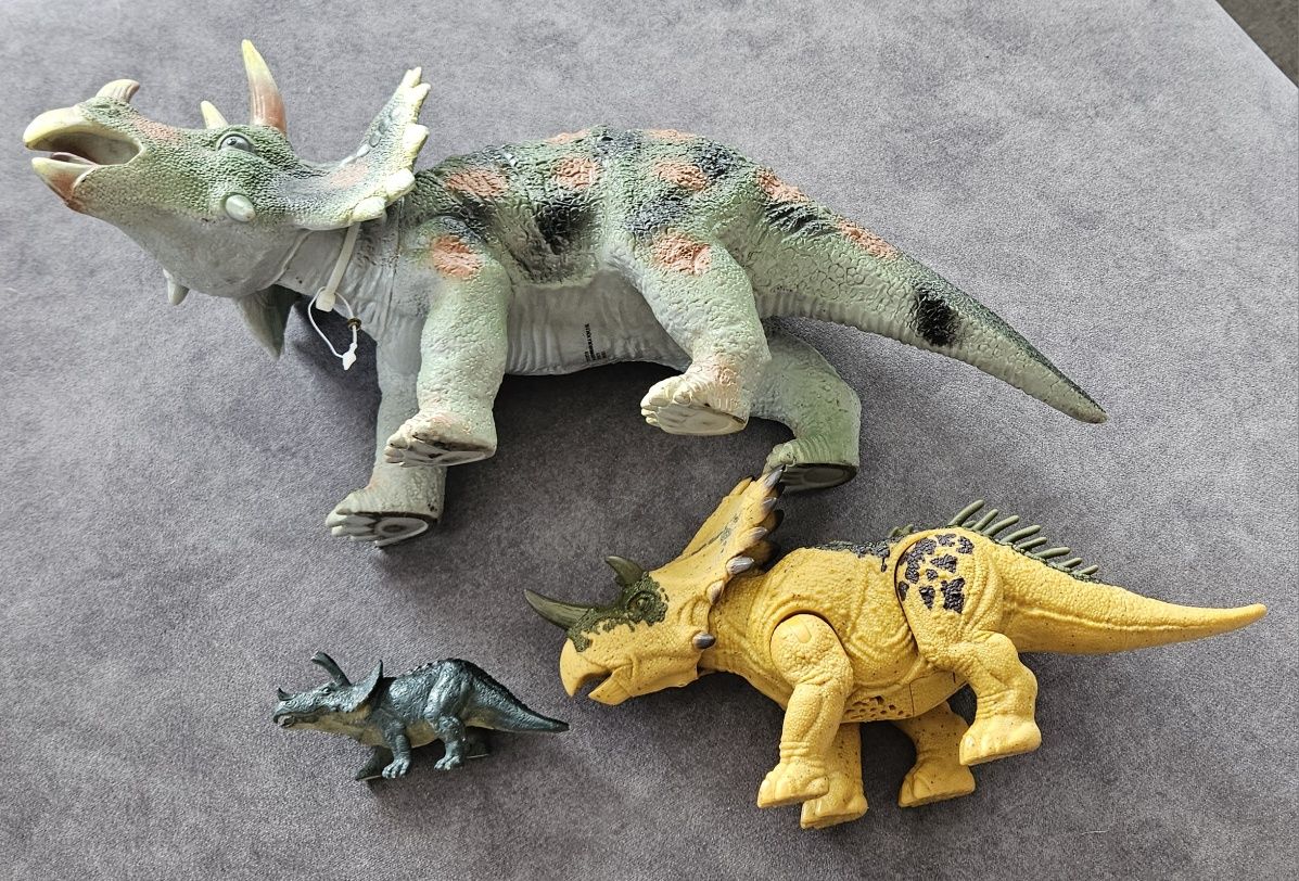 Jurassic World REALICERATOPS Dino Trackers trzy dinozaury triceratopsy