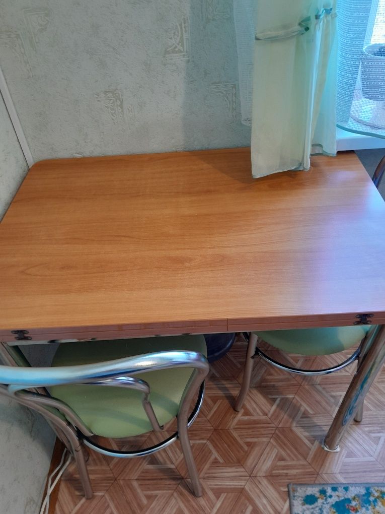 Кухонный стол и стулья
