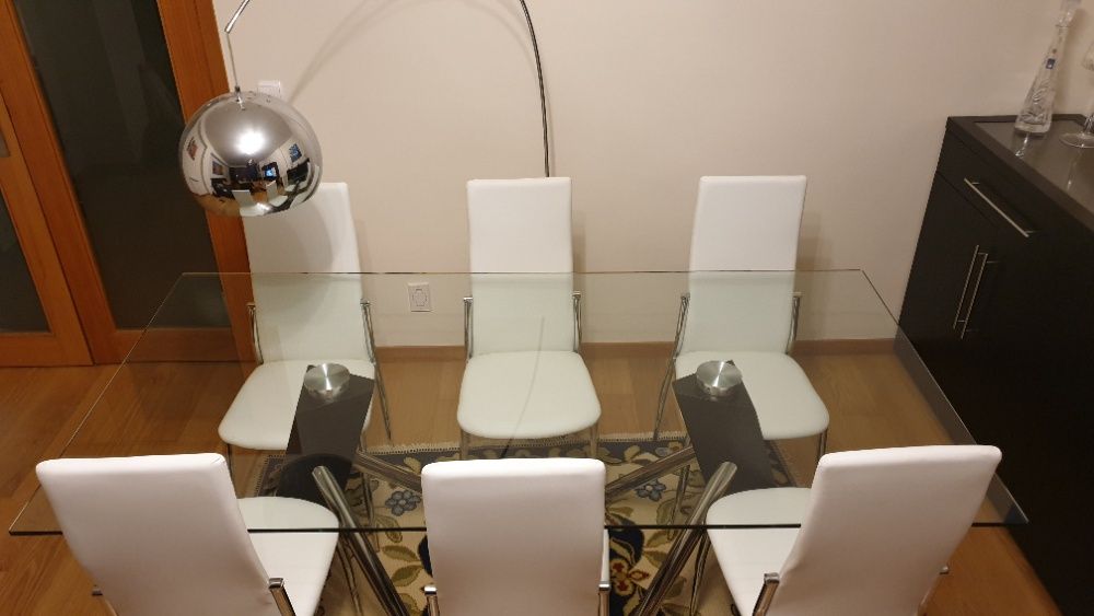 Mesa, cadeiras e candeeiros estilo moderno