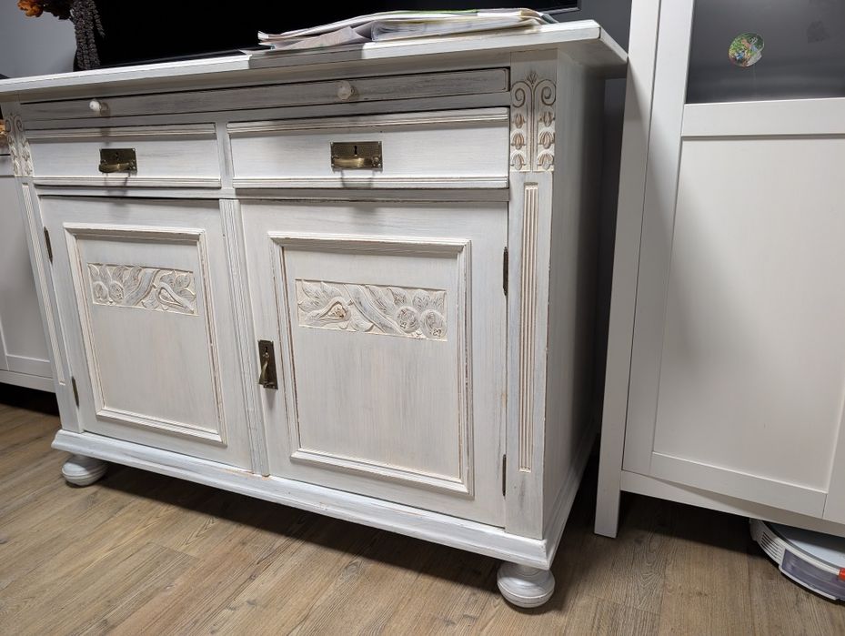 Sprzedam komode w kolorze bielonego drewna