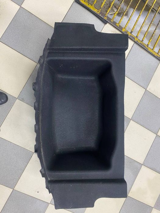 Обшивка поддона/корыта багажника TESLA 3 .