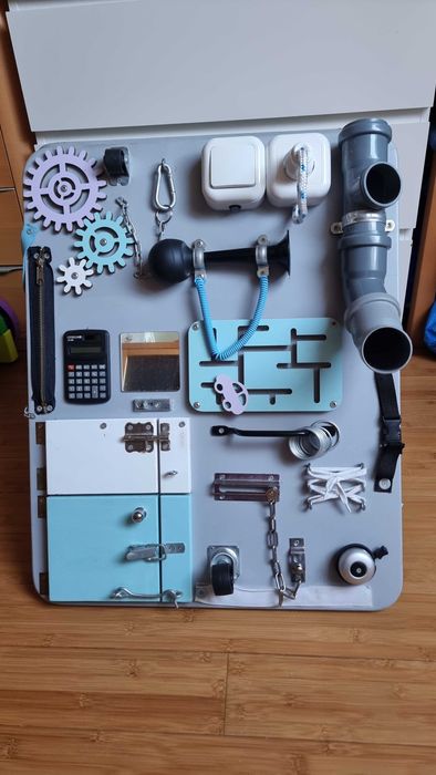 Dwustronna sensoryczna tablica manipulacyjna dla dzieci Woobiboo