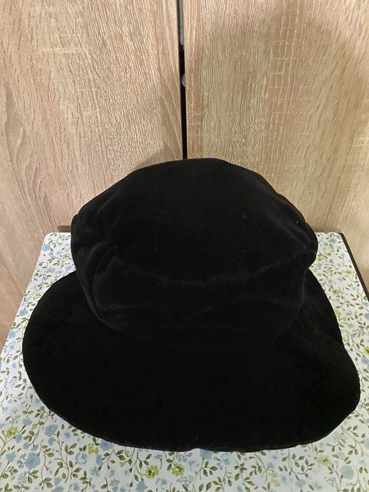 Чорна велюрова шляпка