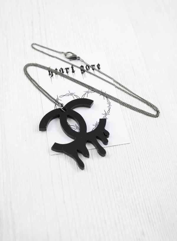 wisiorek czarny CC pastel goth soft grunge BC02