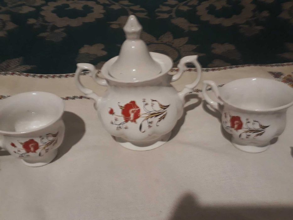 Набір чашок з горнятами на підставці.