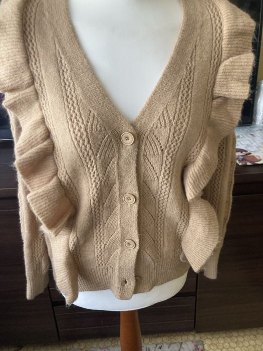 Sliczny damski sweterek w odcieniu beżu