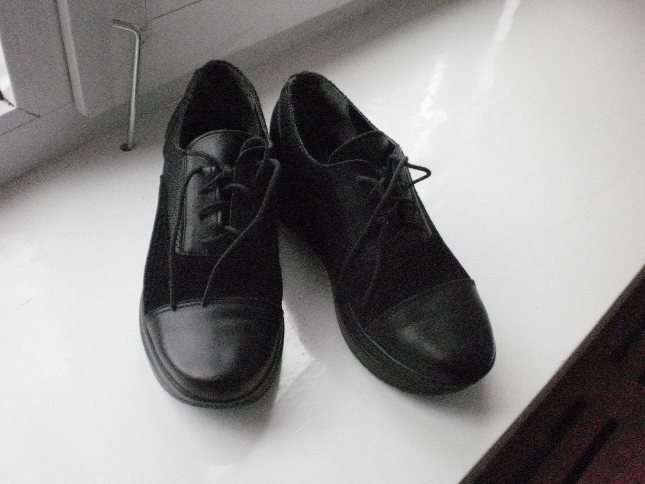 Женские комбинированные (кожа с замшей) туфли черного цвета.