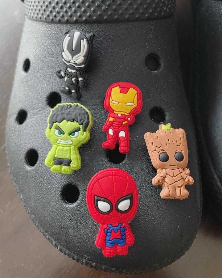Pins e crachás para crocs - marvel e dc
