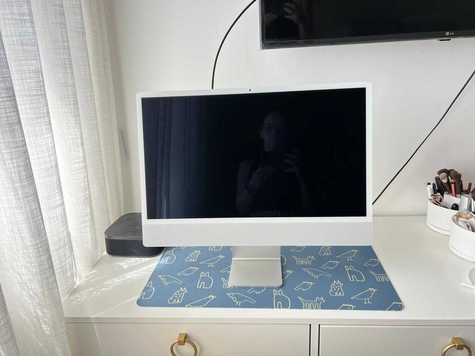 iMac prateado de 24 polegadas com o processador M1 da Apple