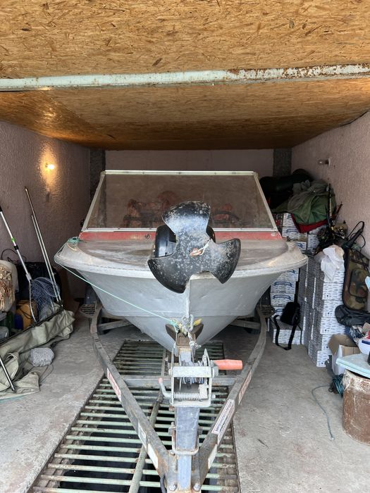 Катер Крым ,мотор Меркури ,лафет.