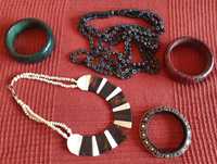 Conjunto de acessórios vintage de senhora (3 pulseiras e 2 colares)