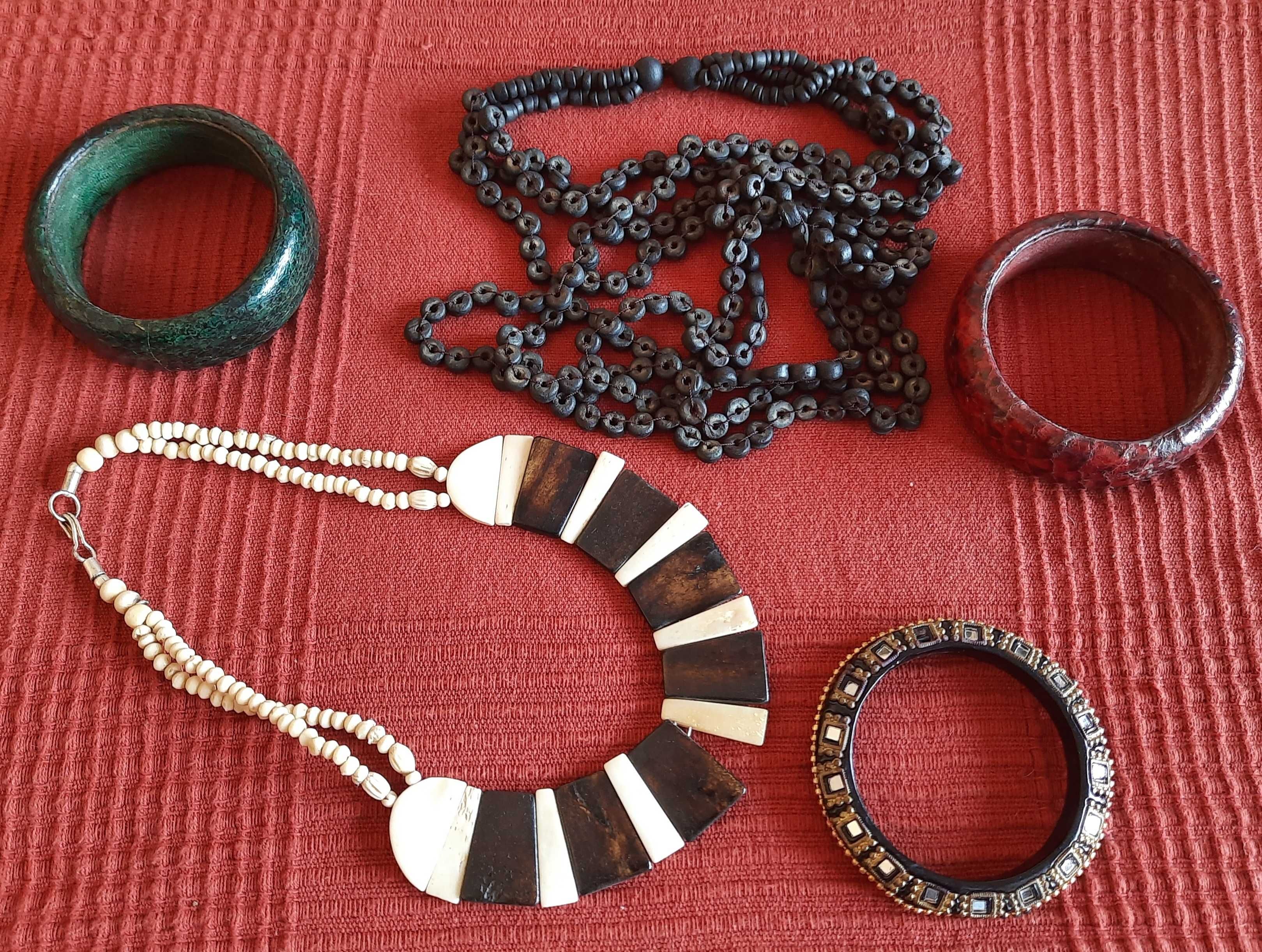 Conjunto de acessórios vintage de senhora (3 pulseiras e 2 colares)