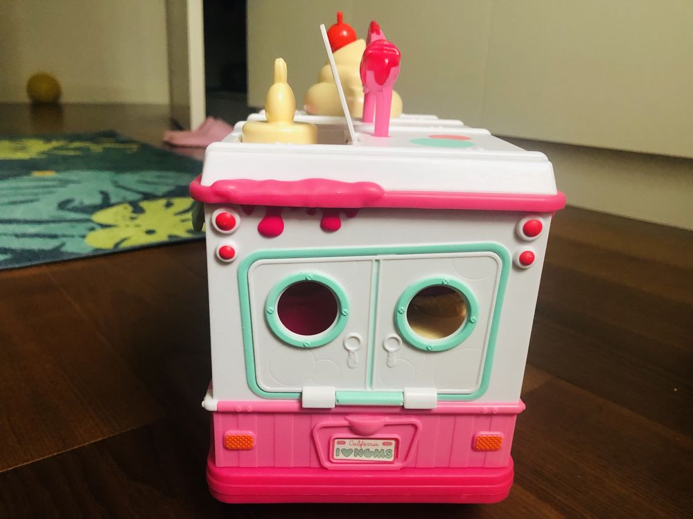 Num Noms fabryka błyszczykow autobus