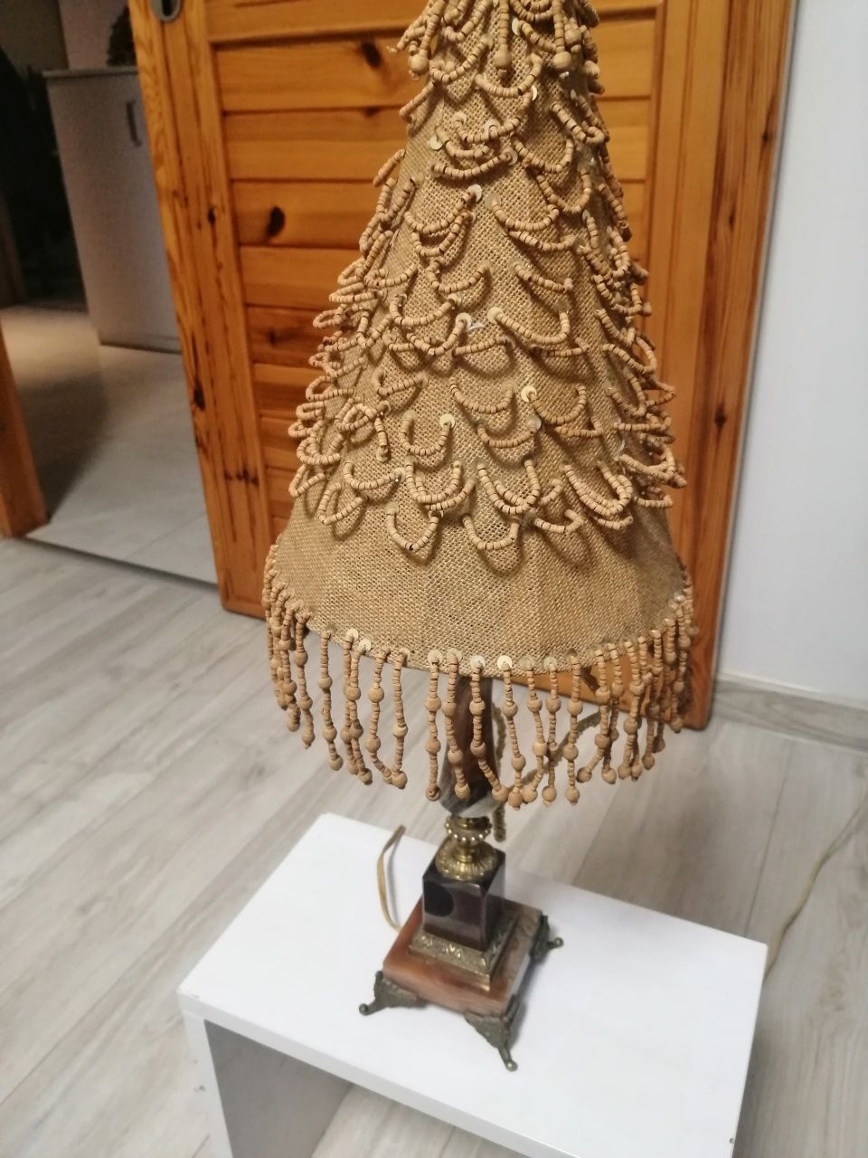 Lampa stara. Kamień brązowawy.