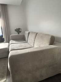 Sofa cinzento claro com puff
