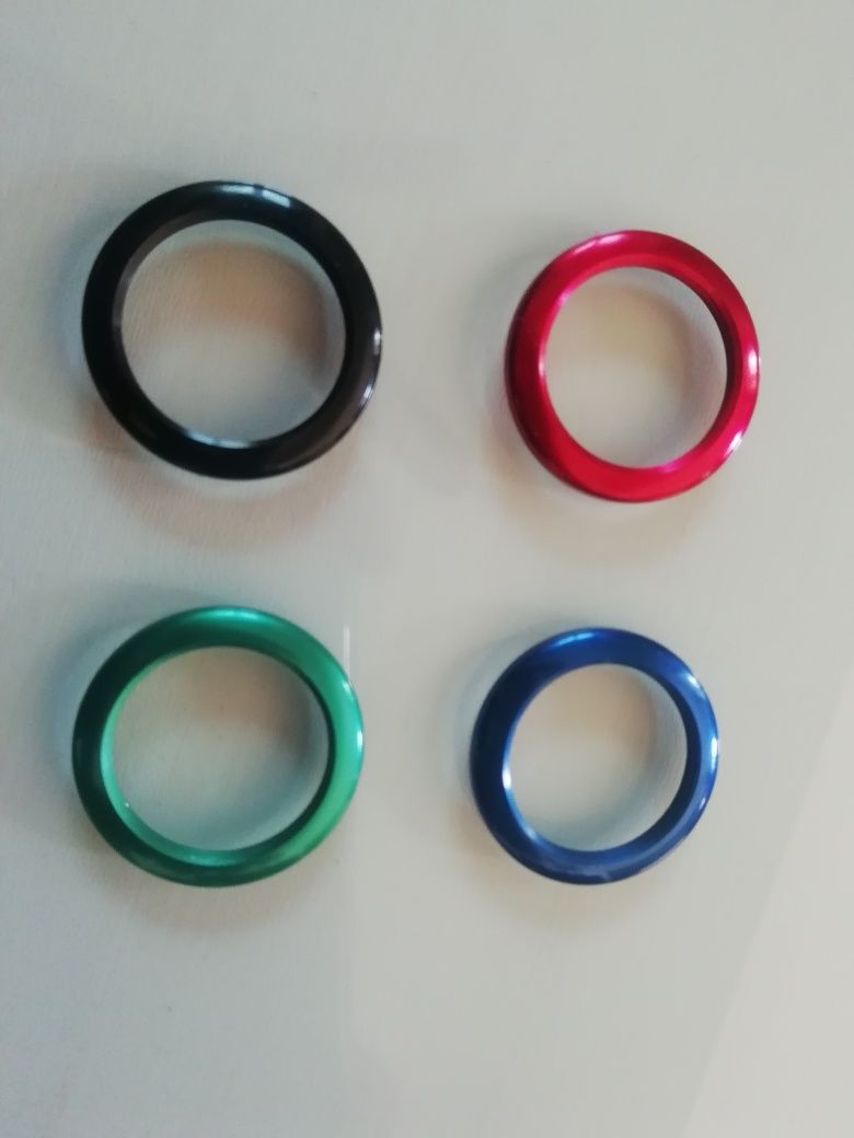 Aros em metal anodizado relógio Gucci