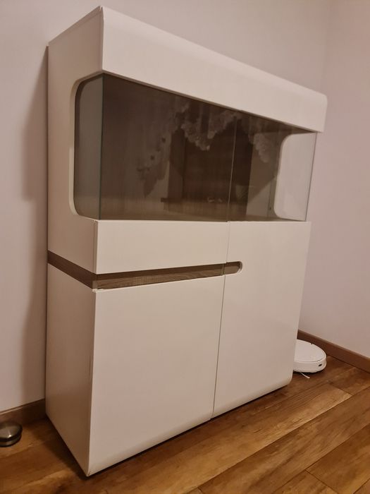 Biała witryna szafa przeszklona