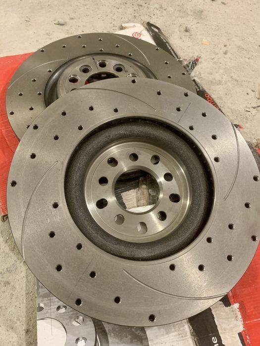 Гальмівні диски brembo 09B55611 перфоровані і слотовані