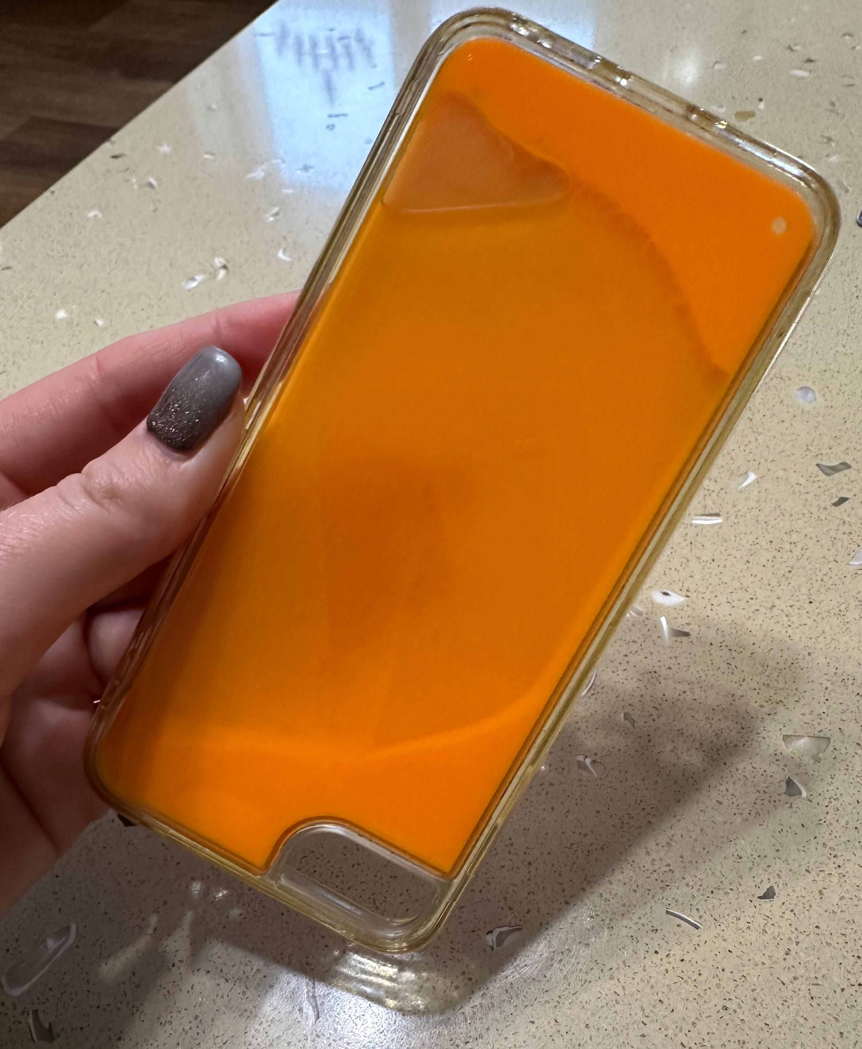 2 чехла на айфон с блестками и оранжевый  с жидким песком