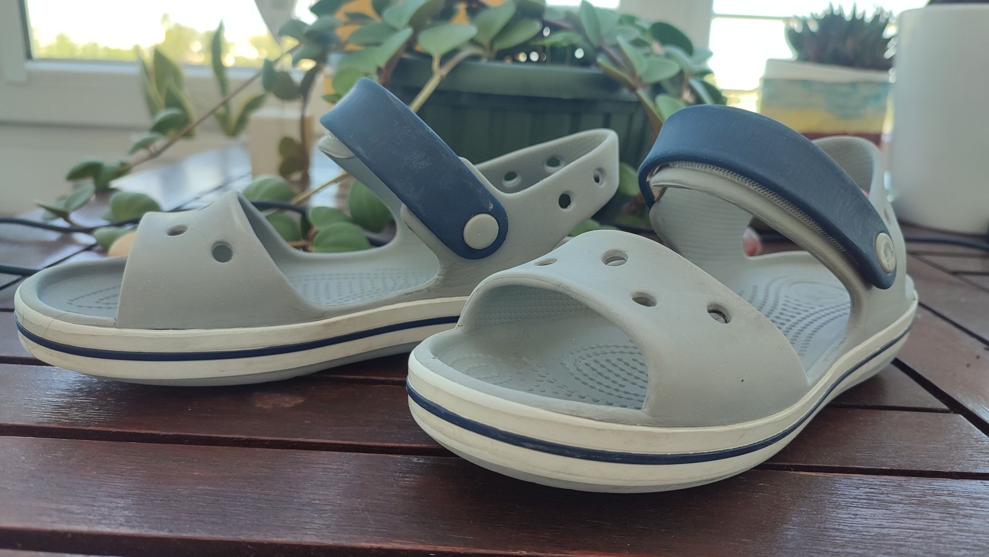 Crocs szare sandałki J2