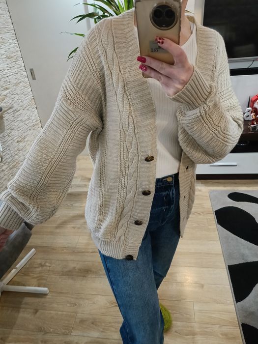 Sweterek kardigan narzutka oversize beżowy na guziki ze splotami