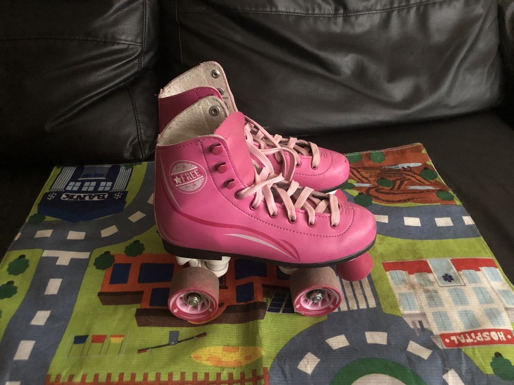 Vendo skate e patins de linha e quatro rodas tudo junto