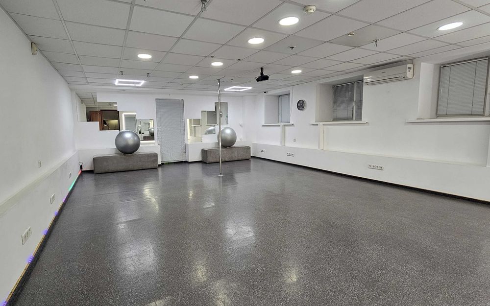 Гончара,28. Приміщення 42кв.м. під студію танцю або спортивну секцію.