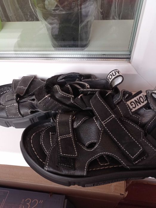 Продам кожані босоніжки.